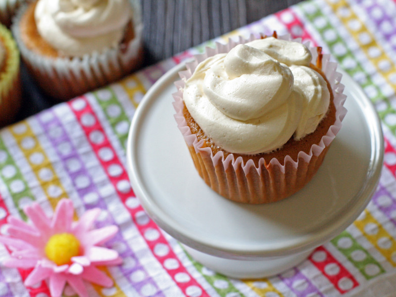 Moist-Vanilla-Cupcakes-with-Vanilla-Maple-Buttercream-Frosting-3