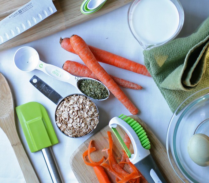 Putting home cooked meals on the table does not require fancy and expensive gear to do so. Here are 10 simple tools a real food kitchen needs.