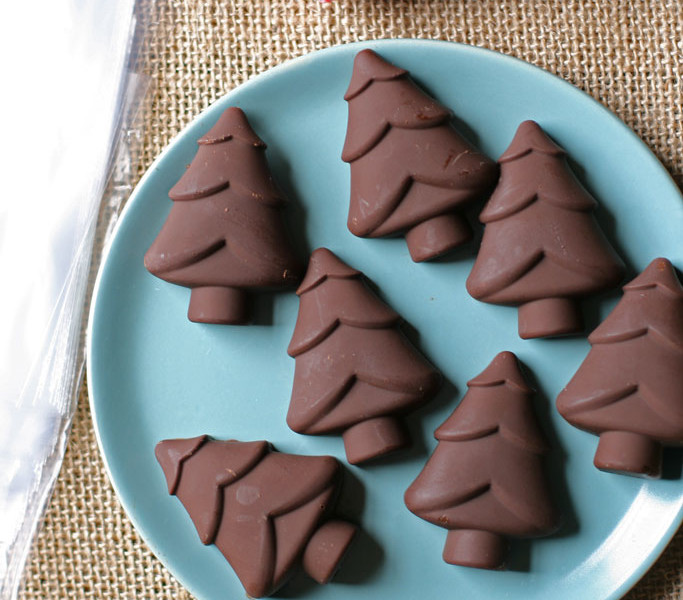 Who doesn't love edible gifts? Give these homemade chocolate covered almonds as a handmade gift this year -- bonus if you put them in Christmas tree molds!