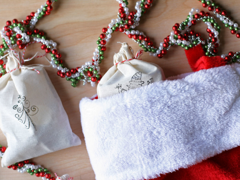 Conflicted about whether to give homemade or handmade store bought gifts? Combine both and create the perfect stocking stuffer gift bag! Learn how here.