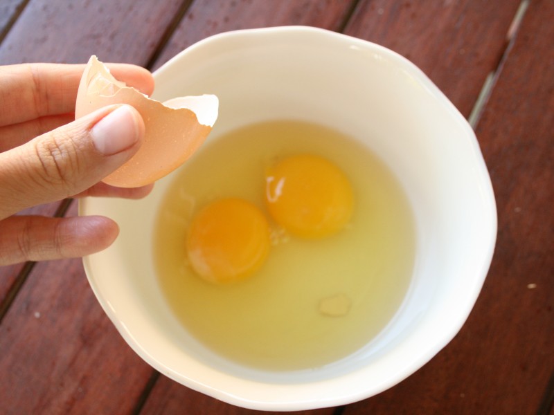 Tired of chasing around a little piece of egg shell with your finger or spoon? Use this easy tip to remove broken egg shells from a bowl and your life will be changed forever!